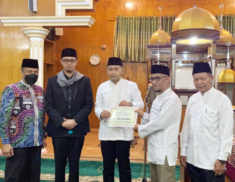 BANTUAN MASJID— Wagub Audy Joinaldy serahkan bantuan untuk  Masjid Jamik Tigo Baleh, Kel. Pakan Labuah, Kecamatan  Aua Birugo Tigo Baleh, Kota Bukittinggi, Sabtu (4/24).