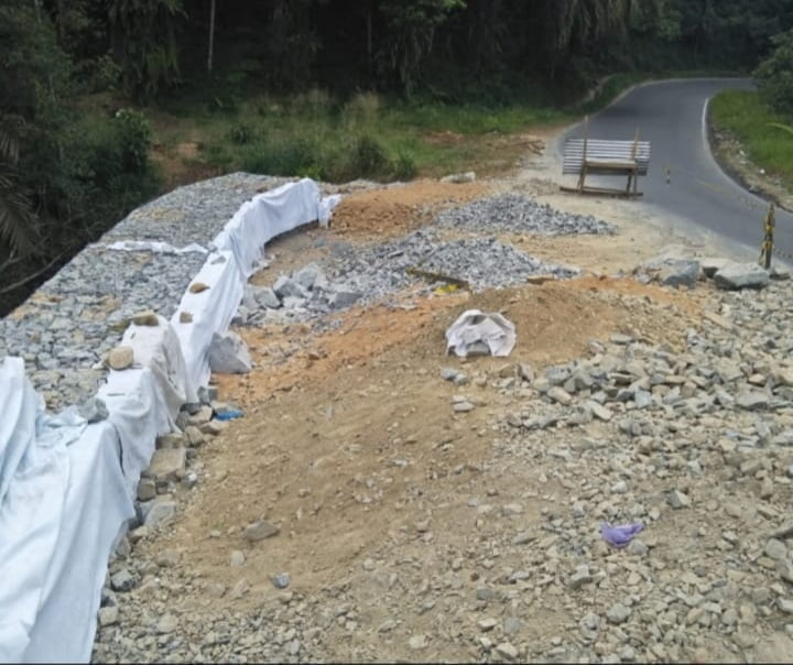 PERBAIKAN JALAN— Balai Pelaksanaan Jalan Nasional (BPJN) Sumatera Bara pacu perbaikan longsoran di Tanjung Alam Kabupaten 50 Kota jelang Idul Fitri tahun ini.