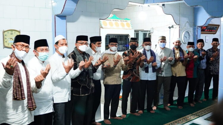 FOTO BERSAMA—Kombes Pol Rudi Yulianto, AKP H Syafrizen Dt Rang Batuah  foto bersama usai serahkan bantuan untuk  Masjid Jihad Baruah Gunung Kecamatan Bukit Barisan Kabupaten Limapuluhkota.