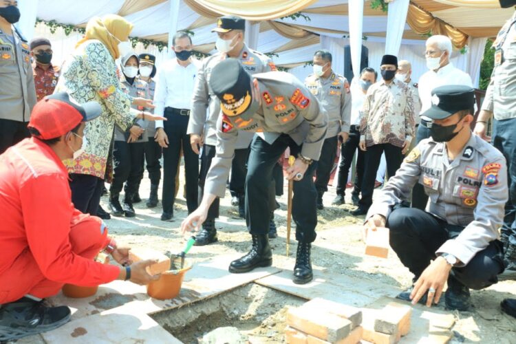 PELETAKAN BATU PERTAMA-Kapolda Sumbar Irjen Pol Teddy Minahasa melakukan peletakan batu pertama sebagai tanda dimulainya pembangunan kolam retensi di Aspol Lolong.