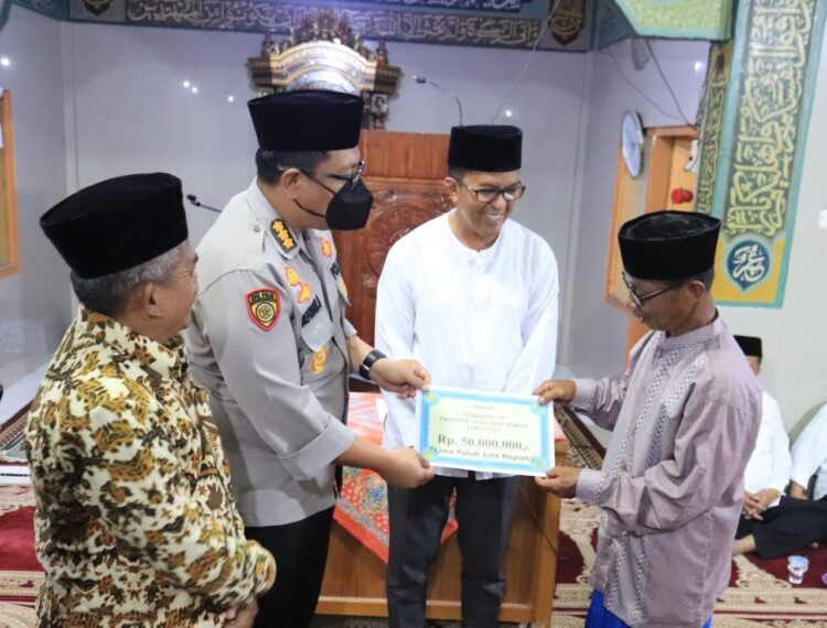 Tim Ramadhan Pemerintah Provinsi Sumatera Barat yang dipimpin oleh Kapolda Sumbar mengunjungi Mesjid Istiqamah Kaniang Bukik, Kelurahan Tigo Koto Dibaruah, Kecamatan Payakumbuh Utara, Rabu (6/4).