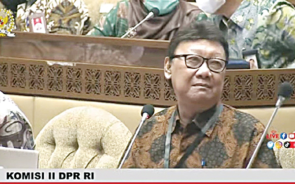 Kebijakan Terbaru MenPAN-RB, PNS Diberikan Kebebasan Pindah, Pegawai Bank Bisa Masuk ASN 1 IKUT— Menteri Pendayagunaan Aparatur Negara dan Reformasi Birokrasi (MenPAN-RB) Tjahjo Kumolo ikuti rapat dengan DPR RI.