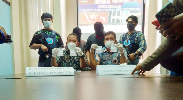 PENGEDAR SABU DITANGKAP— Kepala BNNK Payakumbuh, M Febrian Jufril memperlihatkan barang bukti sabu yang disita dari pengedar dan bandar yang ditangkap 
di Agam.