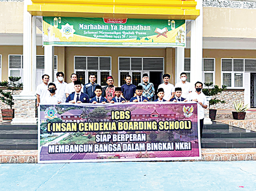 FOTO BERSAMA—Kepala Sekolah ICBS, Ustad Ihsan Ahmad bersama guru dan anak didiknya.