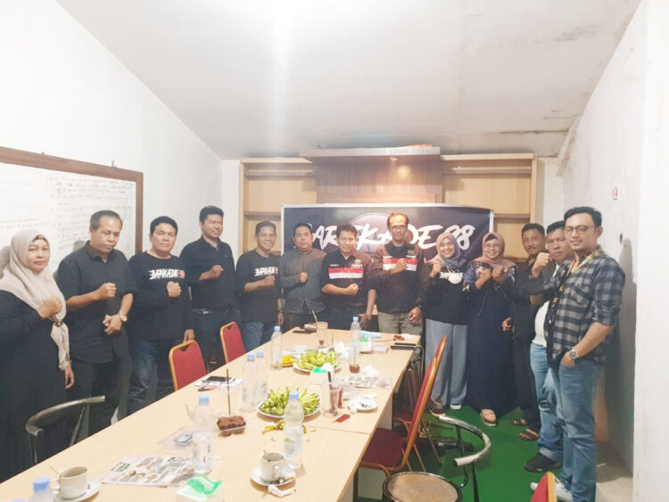 Barikade 98 Sumbar Desak Polri, Proses Hukum Perusuh Demo 11 April dan Penganiayaan Ade Armando 1 PROSES HUKUM—Ketua Barikade 98 Provinsi Sumbar, Musril bersama Sekretaris, Dibya Prayassita Somya Rosa dan Pengurus Barikade 98 Provinsi Sumbar.