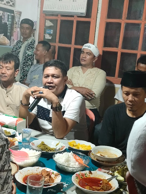 BUKBER—Ketua DPD LPM Kota Padang Irwan Basir Dt Rj Alam berbuka bersama dengan Kongsi Kematian Lakuk, Kuranji.
