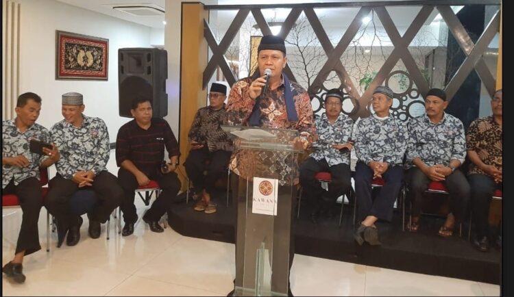 DPD LPM Padang Buka Bersama, Ajang Silaturahmi dan Berbagi di Bulan Suci Ramadhan 1 SAMBUTAN—Ketua DPD LPM Padang Irwan Basir beri kata sambutan saat buka bersama dengan LPM kecamatan dan LPM 104 kelurahan.