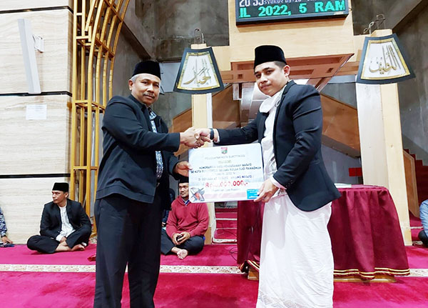 Ketua DPRD Bukittinggi Beny Yusrial selaku Ketua tim 3 menyerahkan bantuan kepada pengurus Masjid Jami Aur Kuning