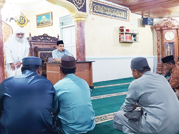 HARI TERAKHIR— Hari terakhir pelaksanaan Safari Ramadhan 1443 H, Tim Ramadhan 3 Pemko Bukittinggi mengunjungi Masjid Al Barkah Belakang Balok.