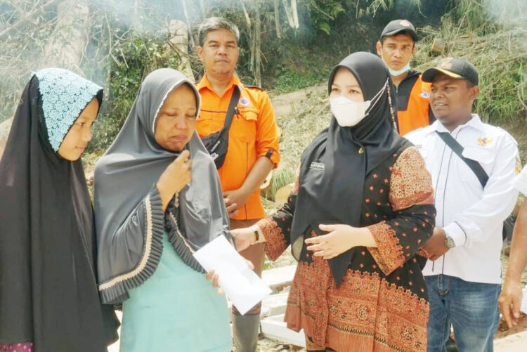 BAGIKAN BANTUAN— Ketua GOW bagikan paket bantuan lebaran ada masyarakat.