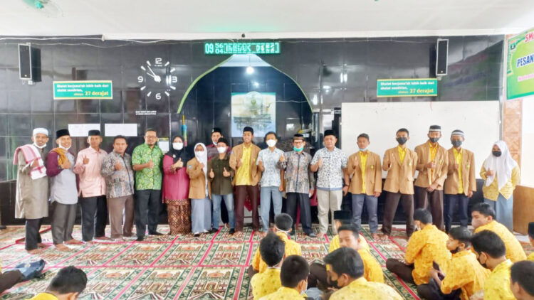 FOTO BERSAMA--Ketua PD Muhammadiyah Padang yang diwakli Ketua Bidang Pendidikan Al Amin foto bersama dengan Kepsek Habibullah usai membuka pesantren Ramdahan SMK Muhammadiya 1 Padang.