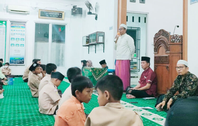 SAMBUTAN— Ketua RW 06 Taratak Paneh, Kelurahan Koronggadang Eko Muhardi beri sambutan pada pembukaan Pesantren Ramadhan 1443 H.
