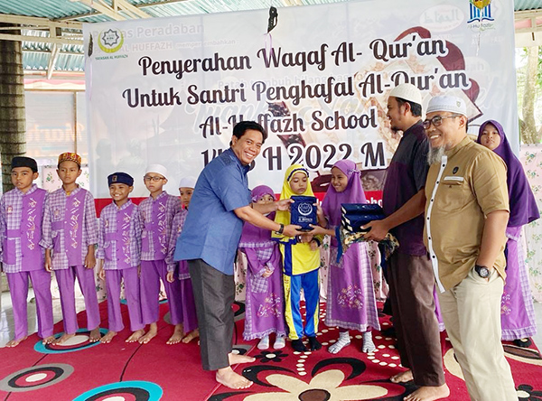 SERAHKAN—Ketua Yayasan Al-Huffazh Edi Kusmana menyerahkan Al-Quran, kepada santri penghafal quran.