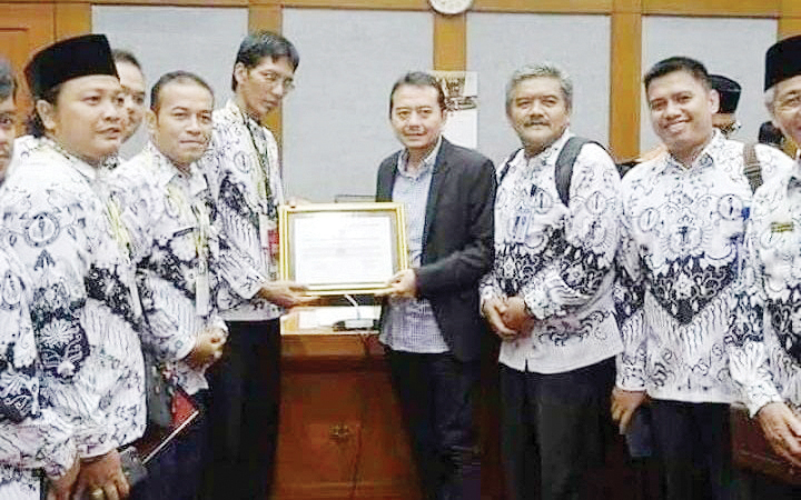 SERAHKAN—Ketum DPP FHNK2I Raden Sutopo Yuwono saat menyerahkan dokumen kepada Ketua Komisi X DPR RI Syaiful Huda beberapa waktu lalu.