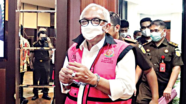 TERSANGKA—Komisaris Utama PT Wilmar Nabati Indonesia Master Parulian Tumanggor, tersangka kasus ekspor CPO ditahan Kejagung, Selasa (19/4).