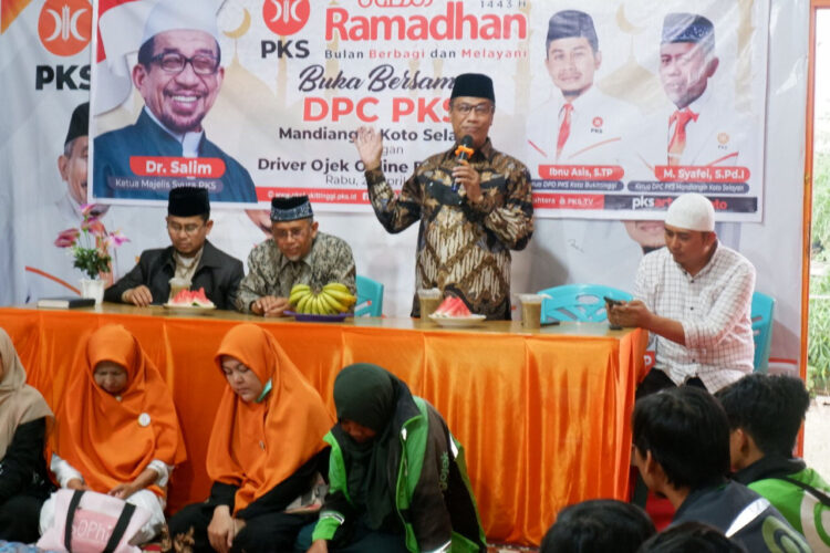 ebuah pemandangan menarik di Kantor DPTD PKS Bukittinggi, Rabu (27/4) di Jalan Sulaiman Arrasuli tersebut disambangi puluhan driver ojek online (Ojol).