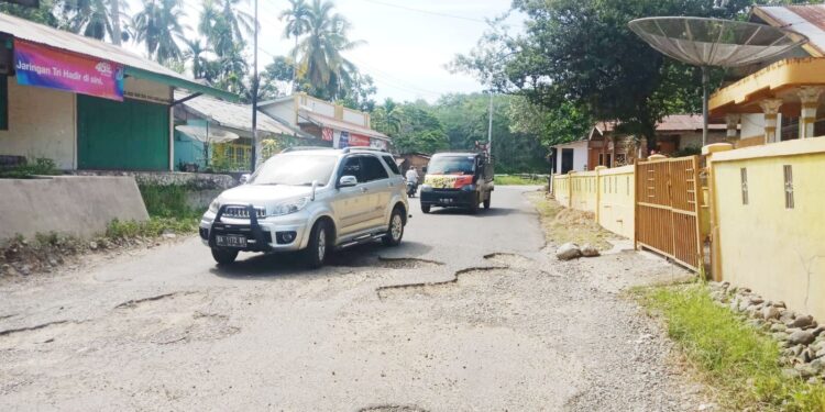JALAN RUSAK— Kondisi kerusakan jalan provinsi yang ada di Kabupaten Sijunjung, jika ada kendala pada Ramadhan ini segera diperbaiki.