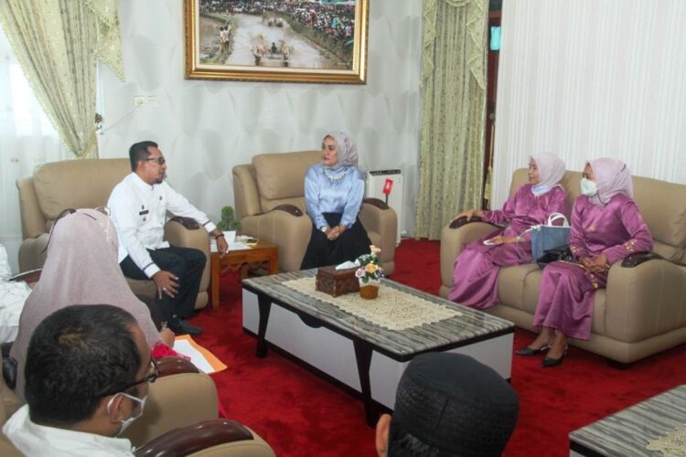 PERTEMUAN—Bupati Eka Putra pada pertemuan dan audiensi bersama pengurus Koperasi Konsumen Karya Puti Bungsu, Jum’at (8/4) di ruang kerjanya di Pagaruyung.