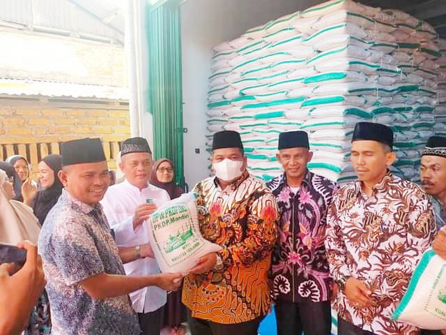 Bupati Padangpariaman Suhatri Bur, kemarin, serahkan zakat kepada masyarakat yang kurang mampu se Kabupaten Padangpariaman dan satu unit ambulan dari PKDP.