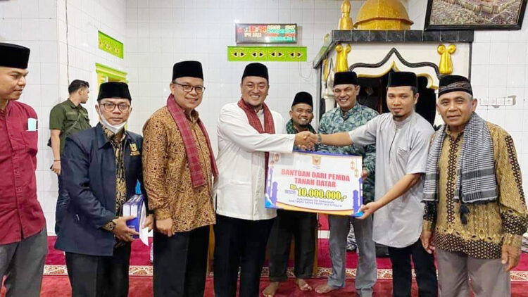 SOSIALISASI—Kunjungi Masjid Nurul Huda Jorong Dahlia, Wabup sosialisasikan progul Tanah Datar kepada masyarakat.