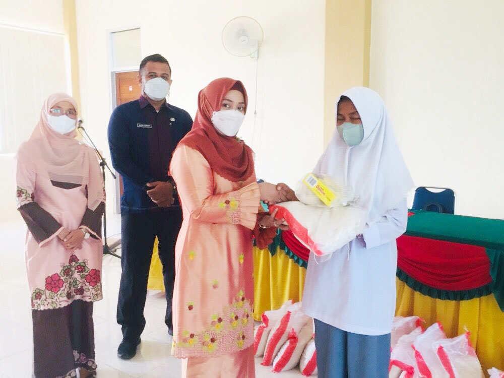 LKKS Agam Salurkan 60 Paket Lebaran Untuk Lansia dan Anak Yatim