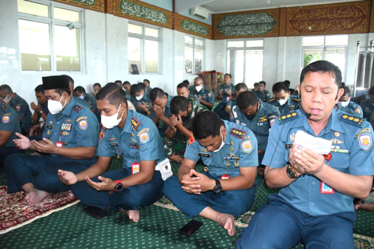 DOA BERSAMA—Komandan Lantamal II, Laksamana Pertama TNI Endra Sulistiyono doa bersama prajuritnya mengenang kembali perisriwa KRI Nanggala -402.