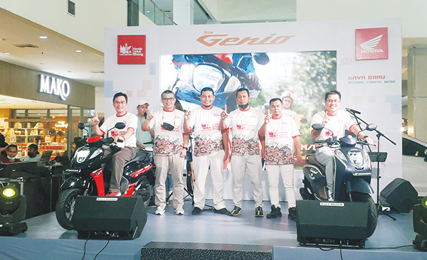 Launching Honda New Genio, Hayati Perkenalkan Program Raffle Genio 1 LAUNCHING HONDA NEW GENIO— PT. Hayati Pratama Mandiri melaunching Honda New Genio di Plaza Andalas Padang, Sabtu (9/4) sore. Launching sekaligus memperkenalkan program Raffle Genio.