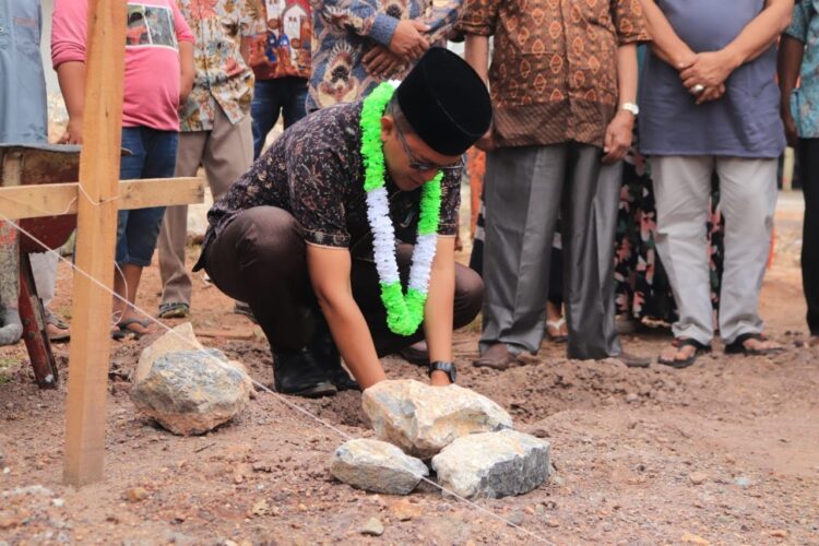 Letakkan Batu Pertama Pembangunan Mushalla, Erwin Yunaz: Mari Kita Berbondong-bondong Meramaikan Rumah Allah 1 PELETAKAN BATU PERTAMA—Wawako Erwin Yunaz meletakkan batu pertama pembangunan mushalla.