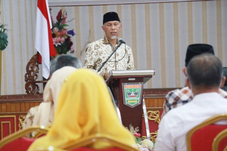 SAMBUTAN— Gubernur Sumbar Mahyeldi memberikan sambutan pada acara, kemarin.