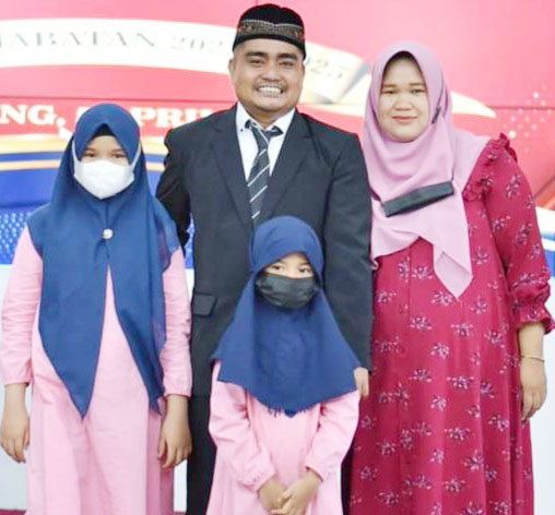 Ketua Komisi Penyiaran Indonesia Daerah (KPID) Sumatera Barat periode 2022-2025, Dasrul bersama keluarga tercinta. 