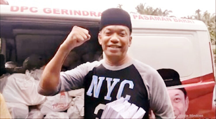 PERSIAPAN—Terlihat Ketua DPC Partai Gerindra Pasbar H Maryanto mempersiapkan paket bantuan yang akan disalurkan untuk anak yatim piatu jelang Lebaran.