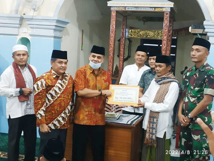 SERAHKAN—Tim Safari Ramadhan (TSR) Provinsi Sumatra Barat serahkan sumbangan Rp50 juta kepada Masjid Raya, Kenagarian Paritmalintang, Kecamatan Enam Lingkung, Kabupaten Padangpariaman.