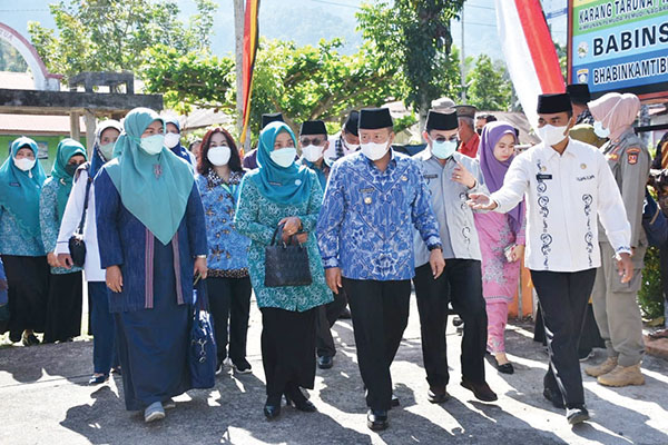 Masuk 7 Besar Nasional Desa Pangan Aman, Nagari Bayua Dikunjungi Tim Nasional 1 PENILAIAN— Nagari Bayua, Kecamatan Tanjung Raya, Kabupaten Agam masuk nominasi tujuh besar lomba Desa Pangan Aman tingkat nasional. Tim penilai turun ke nagari yang berada di pinggiran Danau Maninjau itu, Selasa (19/4).