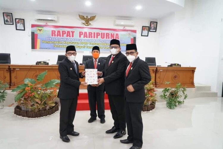 SERAHKAN—Ketua DPRD H. Roni Mulyadi serahkan nota rekomendasi terhadap LKPj tahun 2021.