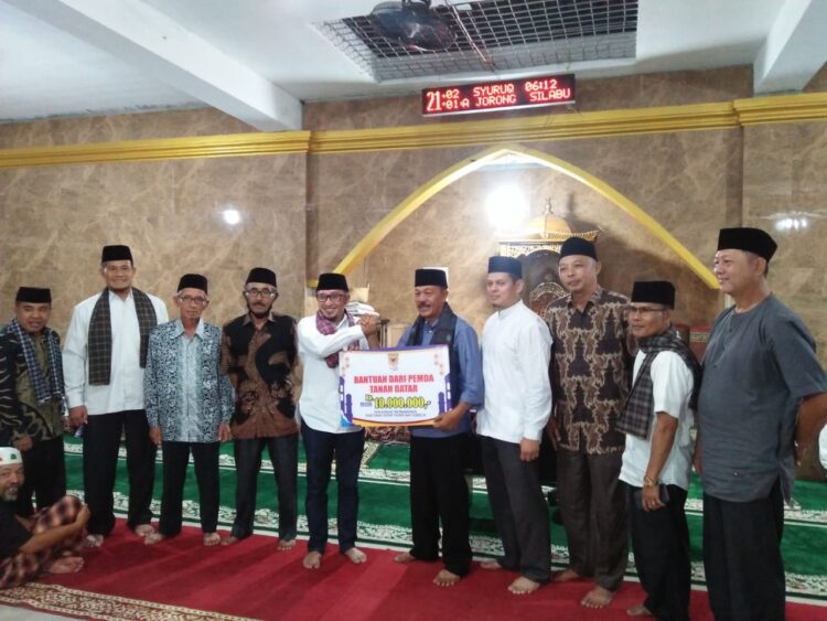 BANTUAN MASJID— Bupati Tanahdatar Eka Putra menyerahkan bantuan untuk pembangunan masjid sebesar Rp10 juta kepada pengurus masjid.