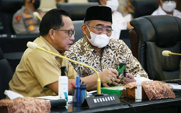RAPAT—Mendagri Tito Karnavian (kiri) dan Menko PMK Muhadjir Effendy saat rapat baru baru ini.