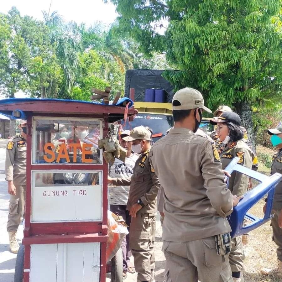 Menertibkan pedagang siap saji yang melayani pembeli makan disiang hari