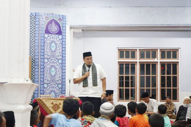 SAMPAIKAN SAMBUTAN—Wabup Tanahdatar Richi Aprian  saat berkunjung ke Masjid Al Fallah Rao Rao.