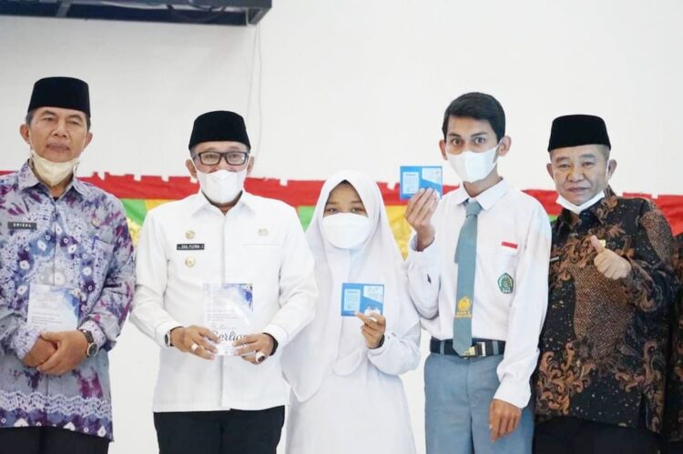 Momen Perpisahan MAN 2 Batusangkar, Eka Putra Serahkan e-KTP Bagi Siswa 1 FOTO BERSAMA— Bupati Eka Putra, Kepala MAN 2 Batusangkar Sabrimen foto bersama dengan siswa yang menerima e-KTP, Rabu (30/3).