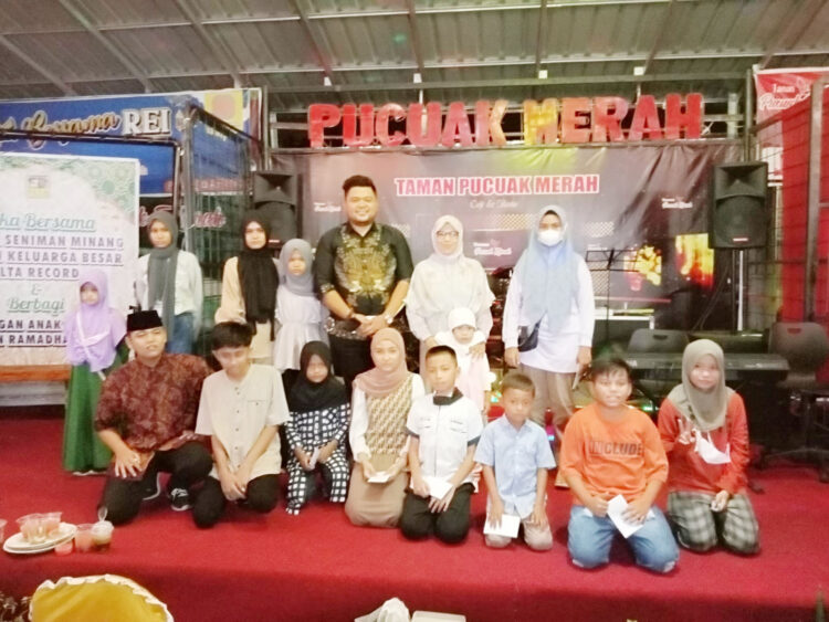 BUKA BERSAMA--Produser Rekaman Elta Rekord bersama musisi minang inisiasi buka bersama di Kafe Pucuk Merah Gunung Pangilun.