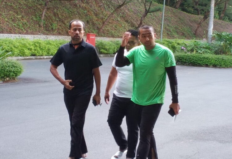 NIKMATI-- Wagub Sumbar Audy Joinaldy bersama Kabiro Adpim Maifrizon dan Kabiro Umum Syefdinon menikmati keindahan pagi hari di sekitar Harris Resort Barelang Batam.