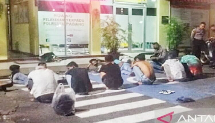 TAWURAN— 12 remaja diamankan di Polresta 
Padang lantaran melakukan tawuran 
di sejumlah titik di Kota Padang.