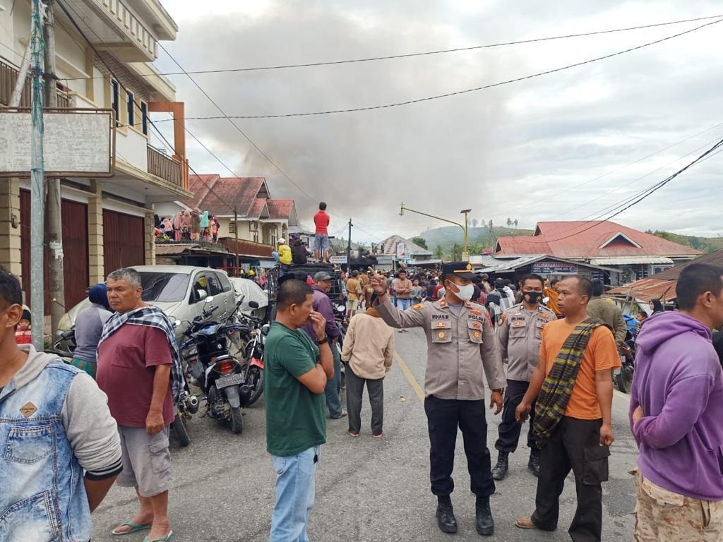 PENYELIDIKAN Petugas dari aparat kepolisian tengah melakukan penyelidikan terhadap peristiwa kebakaran