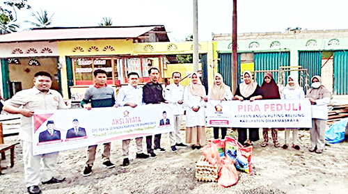 SERAHKAN BANTUAN— Ketua DPC Gerindra Dharmasraya Rosandi Sanjaya dan tim menyerahkan bantuan untuk warga korban puting beliung di Dharmasraya, Sabtu (9/4).