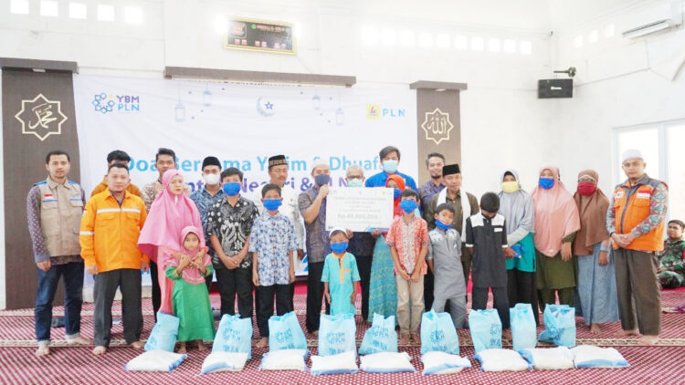 PEDULI--Manager PT PLN (Persero) UPK Teluk Sirih, Feri Setiawan Efendi usai menyerahkan bantuan sembako dan santunan untuk 236 Anak Yatim dan Dhuafa, 6 Guru Ngaji, 2 Keluarga Fakir Miskin di Kecamatan Bungus Teluk Kabung.
