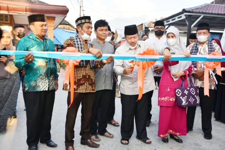 Bupati Agam Andri Warman meresmikan kampung Ramadhan di Komplek Masjid Jami’ Padang Lua, Kecamatan Banuhampu, Senin (4/4).