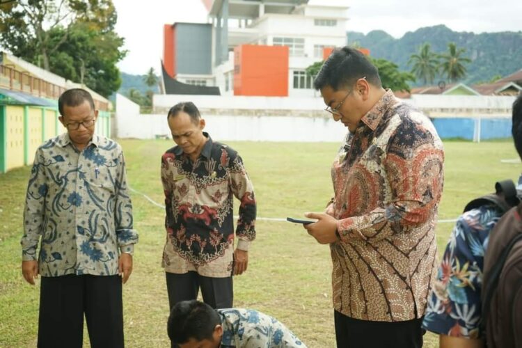 Pantau Kesiapan Pelaksanaan Shalat Idul Fitri, Ketua PHBI Bersama Pengurus Tinjau Lapangan Gumarang Batusangkar 1 KESIAPAN SHALAT IED— Wabup Tanahdatar Richi Aprian tinjau kesiapan infrastruktur sholat Ied di lapangan Gumarang Batusangkar.