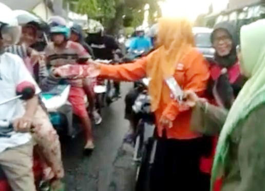 BAGI TAKJIL—Ketua DPC Padang, Dr Dian Anggraini Oktavia bagi bagi takjil berbuka puasa di Jalan Mohd Hatta.