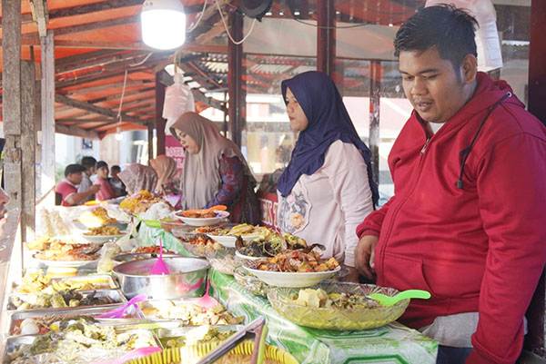 Pasa Pabukoan Tanjung Hadirkan Beragam Menu 1 Selama Ramadan 1443 H ini, ibu-ibu rumah tangga yang ada di Kota Padang Panjang tidak perlu pusing untuk mencari menu berbuka puasa bagi keluarganya.