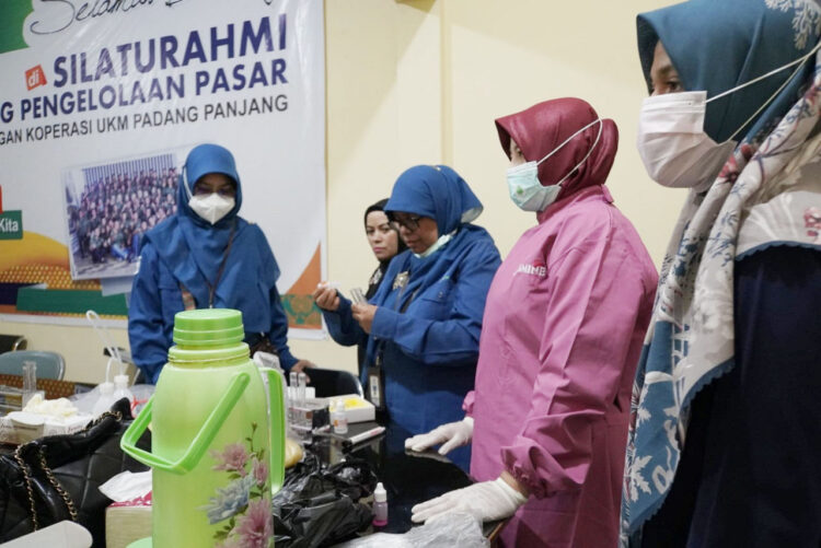 PEMERIKSAAN—Tim yang terdiri dari Dinas Perdagangan, Koperasi dan Usaha, Kecil dan Menengah (Disperdakop UKM), Dinas Kesehatan (Dinkes) dan Badan Pengawas Obat dan Makanan (BPOM) didampingi Polres, lakukan pemeriksaan uji petik makanan.